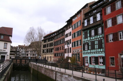 運河に沿って古い町並みが残っている地区