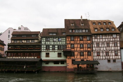 運河沿いの木組みの家々