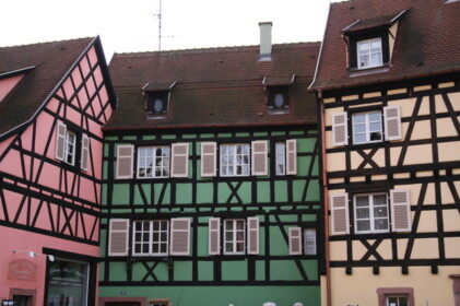 カラフルな木組みの家