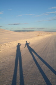 白い道路、長い足