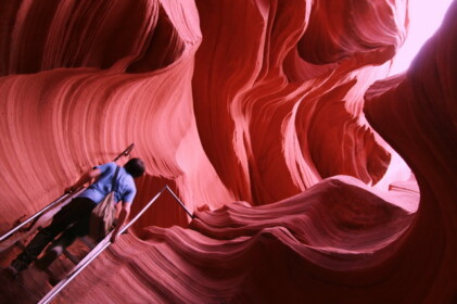 急な階段を上り地上に出る