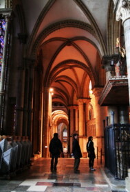 夫婦は振り向くタイミングも一緒