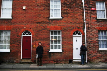 赤いレンガの建物の前