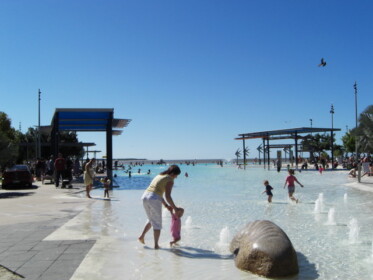 巨大な人工ビーチです