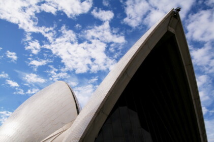 ヨットの帆のようなイメージ