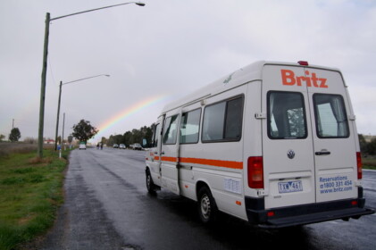 キャンピングカーと虹