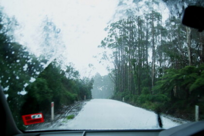 雹が雪に変わって道は真っ白に