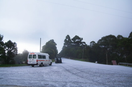 タイヤが滑り、車がスピン