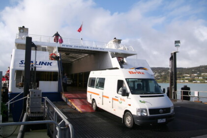 車はバックで乗船します