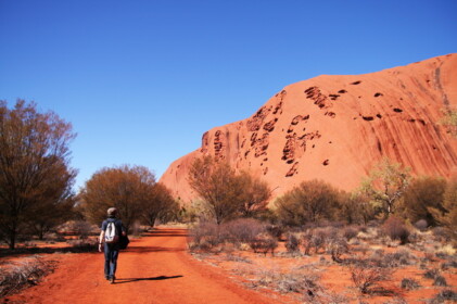ひたすら歩きます。