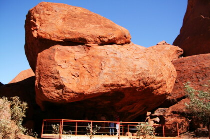 今にも崩れそうな岩