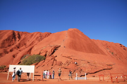 ウルルの西側にある登山口