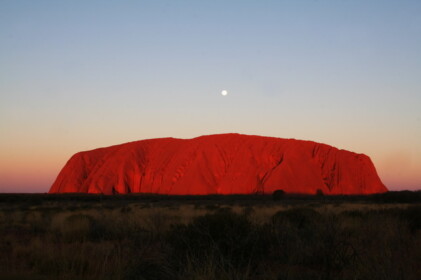 赤く染まっているウルル