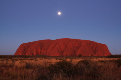 日が沈んだ後のウルル