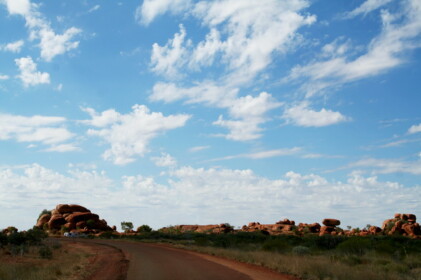巨大な丸い岩がごろごろ