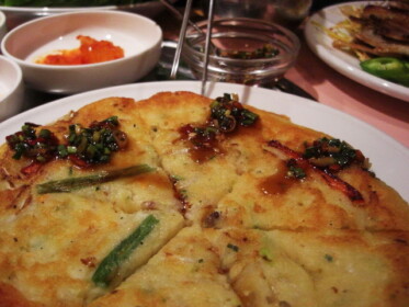 この日食べたのはサムギョプサル定食とチヂミ