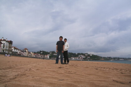 砂浜にカメラを置いて