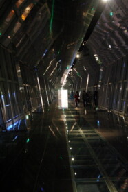 真ん中部分がガラス張りとなっている