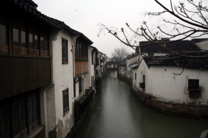 白壁の家が有名