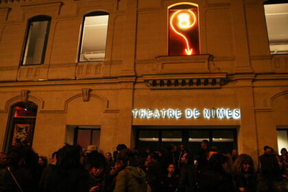 公演は毎日夜開かれる