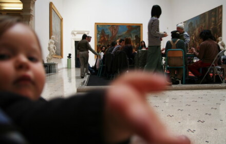 美術館の中で盆栽のワークショップ