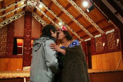 まずは鼻と鼻をくっつけて挨拶