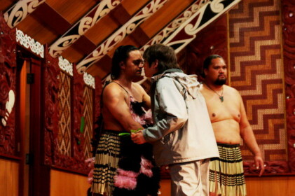 葉っぱを拾って戦士たちに挨拶