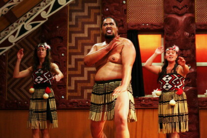 目を大きく見開き、舌を突き出す