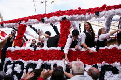 パレードする卒業生と山車