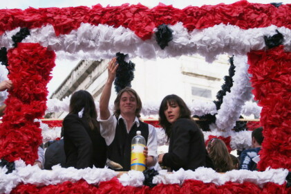 お祭り騒ぎの中で