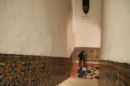 階段にも美しいタイルの装飾