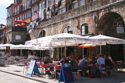 露天のレストランにて