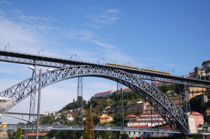 橋の上を走っているトラム