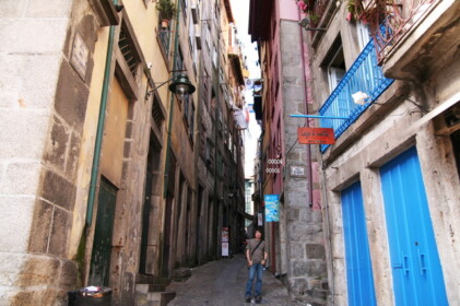 ポルトも坂道と細道が多い