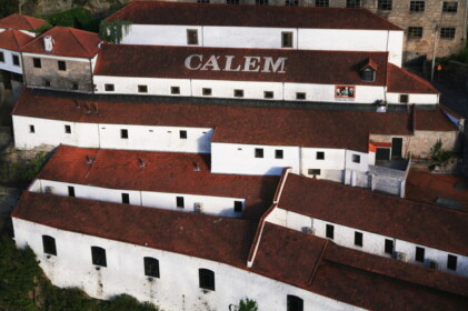 橋から見えるポートワインの醸造所