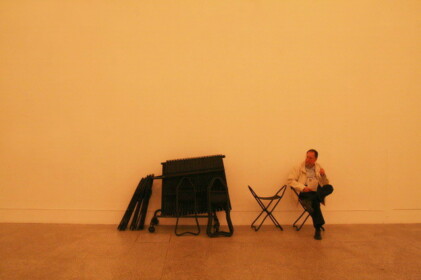 初めてみる美術館の携帯椅子