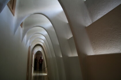 屋根裏の放物線アーチ