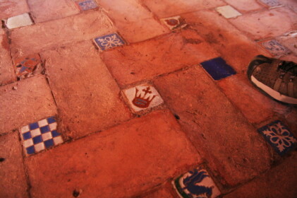 床に張ってあるいろんな模様のタイル