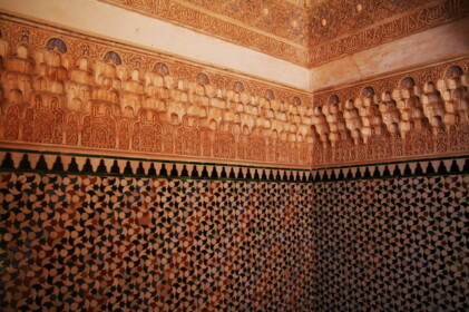 タイルと精緻なレリーフ