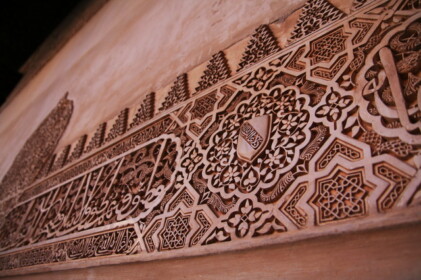 アラベスク模様のレリーフが素晴らしい