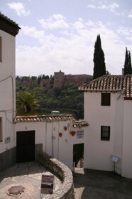 遠くにアルハンブラ宮殿が見えます
