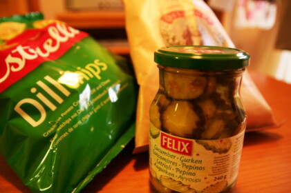 IKEAで買ったポテトチップスとピクルス