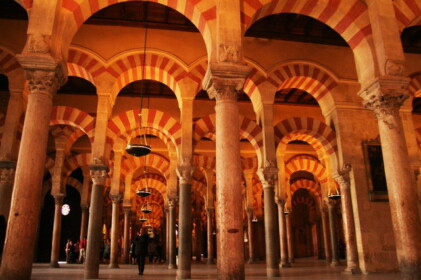 赤と白のアーチ