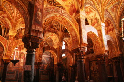 イスラム教の建築にキリスト教のプレスコ画