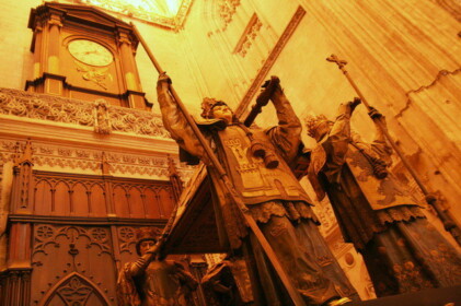 4王国の騎士に担がれています