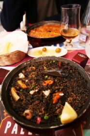 イカ墨のパエリャ