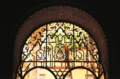 アラベスク模様の鉄格子