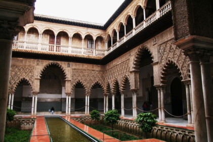 さまざまな様式が混在している宮殿です