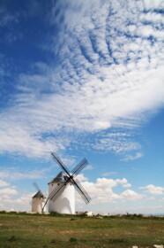 爽やかな青空と白い風車