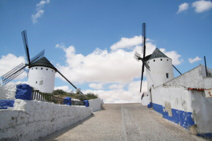 周辺の家並みも白と青